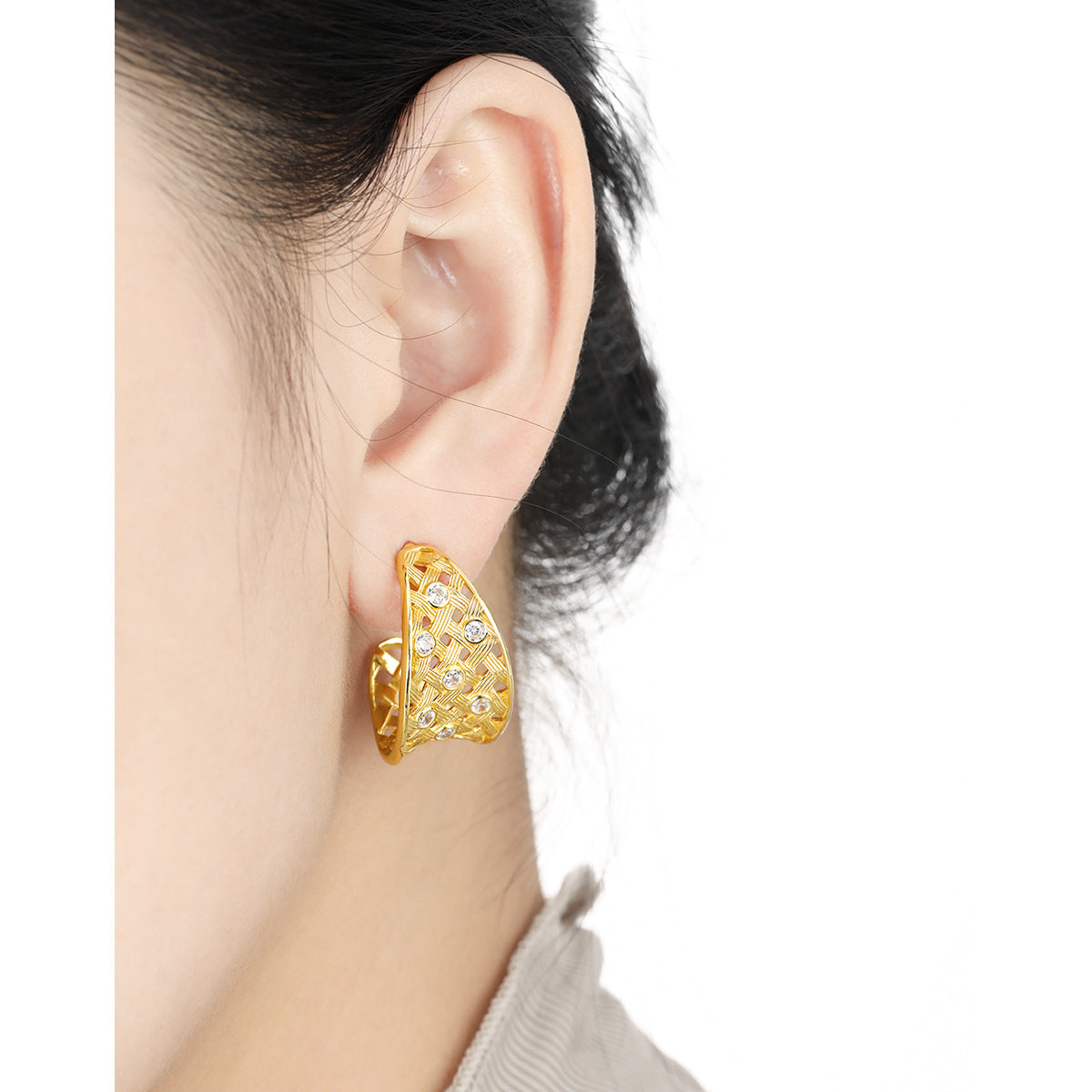 CURVED WOVEN MESH STUD EARRINGS OPHRASTUDIO