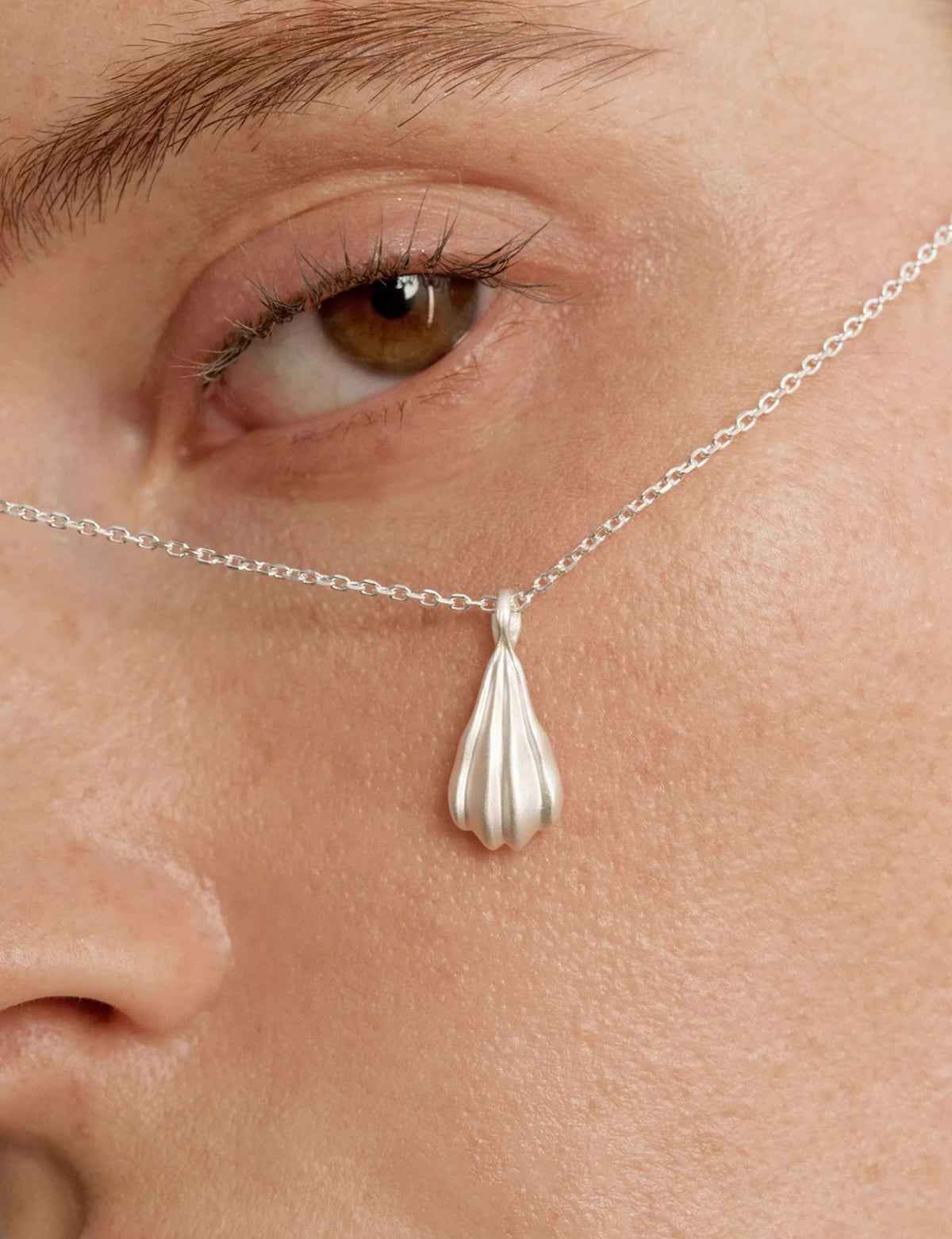 Valuri Wave Shell Silver Necklace