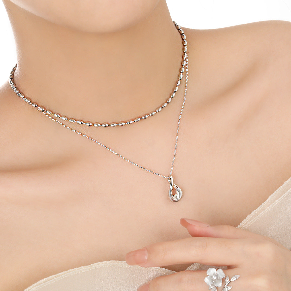 GEOMETRIC OVAL HOLLOW SILVER NECKLACE - OPHRASTUDIO