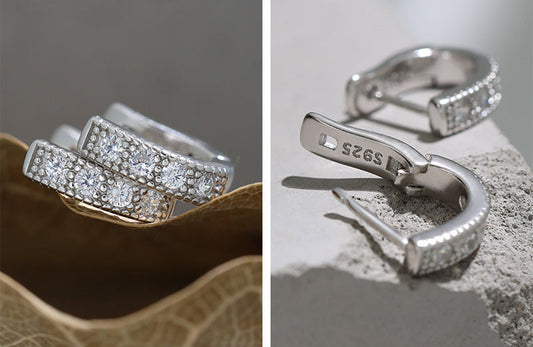 Orecchini Huggie minimalisti con pavé di zirconi