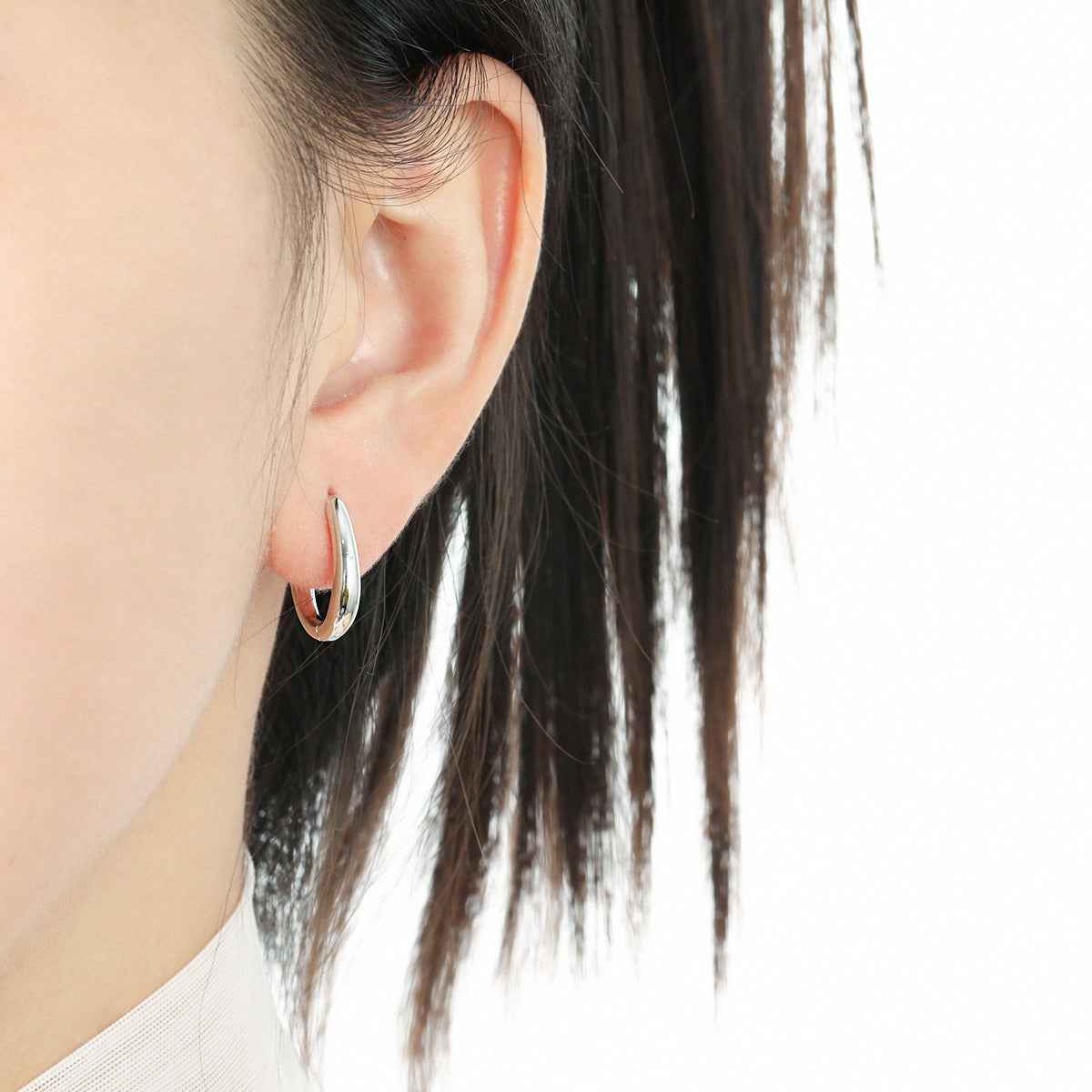 Orecchini a cerchio ovali lucidi in argento sterling D.C Orecchini a cerchio ovali lucidi in argento sterling D.C
